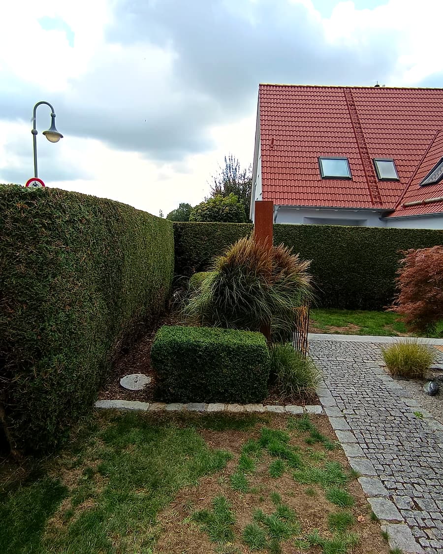 Geschnittene Hecke und Gartenanlage