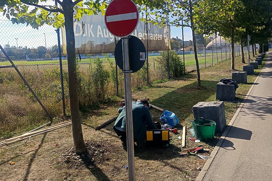 Montage von Verkehrsschildern an einer Zufahrt