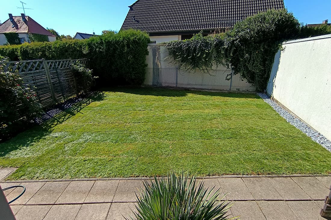 Garten mit Rollrasen neu angelegt: nachher